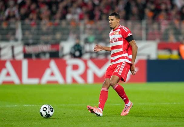 Danilho Doekhi (1. FC Union Berlin, 5) spielt einen Pass. GER, 1. FC Union Berlin vs DSC Arminia Bielefeld, Fussball, DFB-Pokal, 2. Runde, Saison 2025 2026, 29.10.2025 DFL REGULATIONS PROHIBIT ANY USE OF PHOTOGRAPHS AS IMAGE SEQUENCES AND OR QUASI-VIDEO GER, 1. FC Union Berlin vs DSC Arminia Bielefeld, Fussball, DFB-Pokal, 2. Runde, Saison 2025 2026, 29.10.2025 Berlin Copyright: xEibner-Pressefoto ScottxColemanx EP_SCN