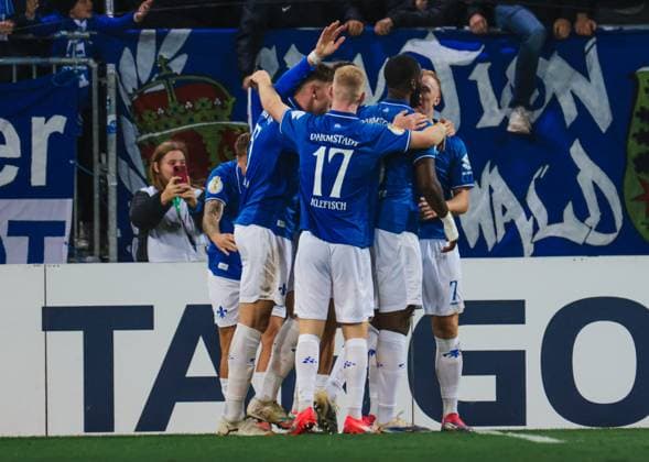 29.10.2025, xhettx, Fussball DFB Pokal 2.Runde, SV Darmstadt 98 - FC Schalke 04 v.l. jubel über das 3:0 durch Fraser Hornby (SV Darmstadt 98, 9) (DFL DFB REGULATIONS PROHIBIT ANY USE OF PHOTOGRAPHS as IMAGE SEQUENCES and or QUASI-VIDEO) Darmstadt