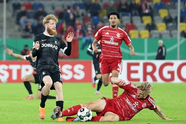 29.10.2025, xrekx, Fussball DFB Pokal 2.Runde, Fortuna Duesseldorf - SC Freiburg v.l. Niklas Beste (SC Freiburg) Jesper Daland (Fortuna Duesseldorf) Zweikampf, Aktion, action, battle for the ball (DFL DFB REGULATIONS PROHIBIT ANY USE OF PHOTOGRAPHS as IMAGE SEQUENCES and or QUASI-VIDEO) Duesseldorf