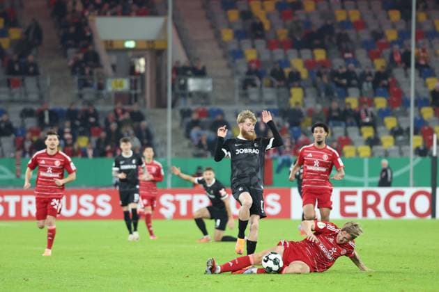 29.10.2025, xrekx, Fussball DFB Pokal 2.Runde, Fortuna Duesseldorf - SC Freiburg v.l. Niklas Beste (SC Freiburg) Jesper Daland (Fortuna Duesseldorf) Zweikampf, Aktion, action, battle for the ball (DFL DFB REGULATIONS PROHIBIT ANY USE OF PHOTOGRAPHS as IMAGE SEQUENCES and or QUASI-VIDEO) Duesseldorf
