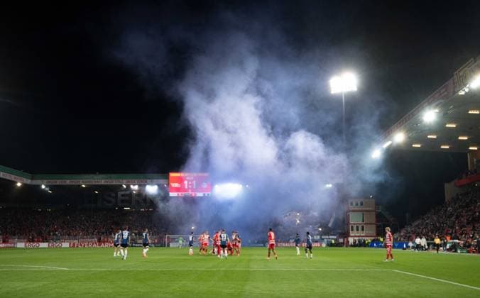 Fußball, Herren, Saison 2025 2026, DFB-Pokal (2. Runde), 1. FC Union Berlin - Arminia Bielefeld, Fans von Bielefeld brennen Feuerwerk ab, 29.10.2025, Copyright: xMatthiasxKochx
