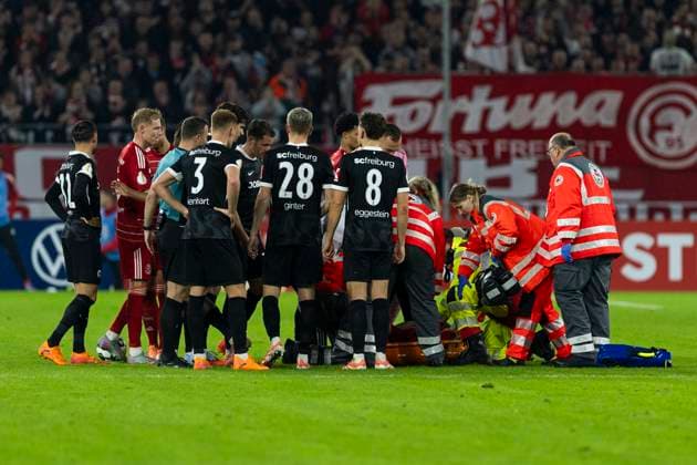 DFB Pokal, Fortuna Duesseldorf vs. SC Freiburg, 29.10.2025 DUESSELDORF, GERMANY - OCTOBER 29: Medical treatment for Matthias Zimmermann (Fortuna Duesseldorf, 25) during the DFB Pokal match between Fortuna Duesseldorf and SC Freiburg in the second round of DFB Pokal at Merkur-Spiel-Arena on October 29, 2025 in Duesseldorf, Germany. DFL regulations prohibit any use of photographs as image sequences and or quasi-video Copyright: xBEAUTIFULxSPORTS Meuselx