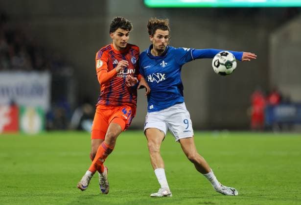 29.10.2025, xdcx, Fussball DFB-Pokal 2. Runde, SV Darmstadt 98 - FC Schalke 04, emonline, emspor, despor, v.l., Mertcan Ayhan (FC Schalke 04), Fraser Hornby (SV Darmstadt 98) DFL DFB REGULATIONS PROHIBIT ANY USE OF PHOTOGRAPHS AS IMAGE SEQUENCES AND OR QUASI-VIDEO. Copyright: HMBxMedia Claus