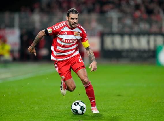 Christopher Trimmel (1. FC Union Berlin, 28) am Ball GER, 1. FC Union Berlin vs DSC Arminia Bielefeld, Fussball, DFB-Pokal, 2. Runde, Saison 2025 2026, 29.10.2025 DFL REGULATIONS PROHIBIT ANY USE OF PHOTOGRAPHS AS IMAGE SEQUENCES AND OR QUASI-VIDEO GER, 1. FC Union Berlin vs DSC Arminia Bielefeld, Fussball, DFB-Pokal, 2. Runde, Saison 2025 2026, 29.10.2025 Berlin Copyright: xEibner-Pressefoto ScottxColemanx EP_SCN