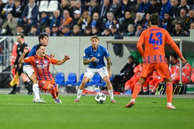 29.10.2025, Fussball, DFB-Pokal, 2. Runde, Saison 2025 2026, FC Schalke 04 - SV Darmstadt 98, Hiroki Akiyama (SV Darmstadt), Marco Richter (SV Darmstadt) xRHR-FOTO YYx Copyright: KROEGER RHR-FOTOx RHR-FOTO YY