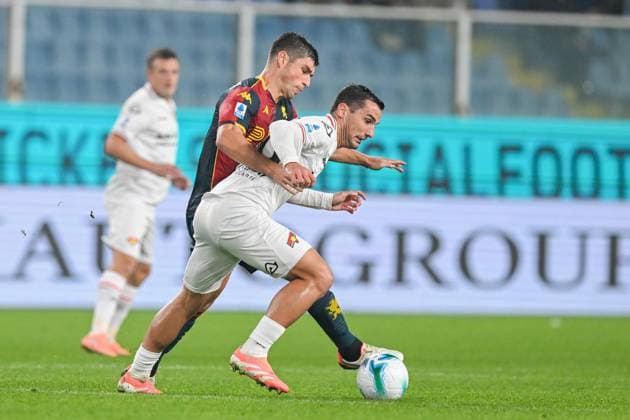 GenoaÕs Ruslan Malinovskyi fights for the ball with Cremonese s Federico Bonazzoli during the Serie A soccer match between Genoa and Cremonese at the Luigi Ferraris Stadium in Genoa, Italy - Wednesday 29, October 19, 2025. - Soccer .  Copyright: xTanoxPecoraro LaPressex