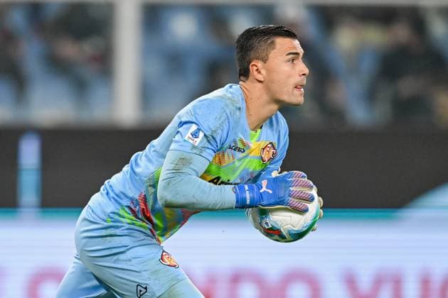 Cremonese s goalkeeper Emil Audero during the Serie A soccer match between Genoa and Cremonese at the Luigi Ferraris Stadium in Genoa, Italy - Wednesday 29, October 19, 2025. - Soccer .  Copyright: xTanoxPecoraro LaPressex