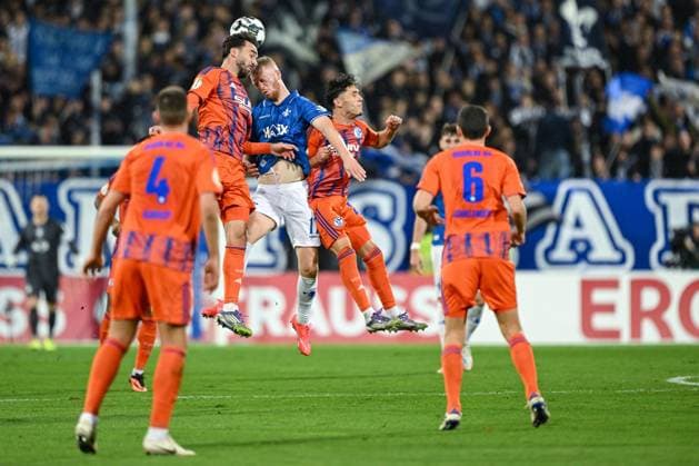 29.10.2025, Fussball, DFB-Pokal, 2. Runde, Saison 2025 2026, FC Schalke 04 - SV Darmstadt 98, Kenan Karaman (FC Schalke 04), Kai Klefisch (SV Darmstadt), Soufiane El-Faouzi (FC Schalke 04) xRHR-FOTO YYx Copyright: KROEGER RHR-FOTOx RHR-FOTO YY