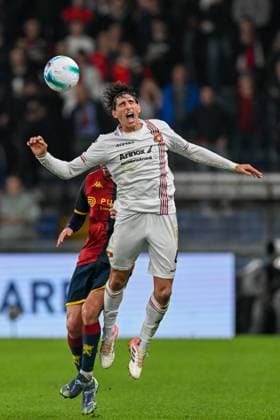 Cremonese s Tommaso Barbieri jumps for the ball during the Serie A soccer match between Genoa and Cremonese at the Luigi Ferraris Stadium in Genoa, Italy - Wednesday 29, October 19, 2025. - Soccer .  Copyright: xTanoxPecoraro LaPressex