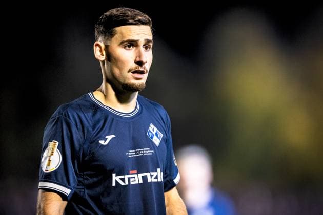 29.10.2025, Fussball, Saison 2025 2026, DFB-Pokal, Vöhlinstadion Illertissen, 2. Runde, FV Illertissen - 1. FC Magdeburg, Freisteller Einzelbild Portrait Porträt 8 Milos Cocic (FV Illertissen) Illertissen Vöhlinstadion Bayern Deutschland xRHR-FOTO LFx Copyright: RHR-FOTOx RHR-FOTO LF