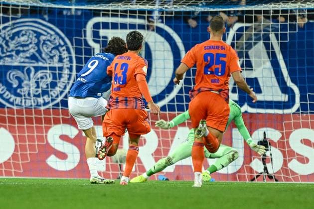 29.10.2025, Fussball, DFB-Pokal, 2. Runde, Saison 2025 2026, FC Schalke 04 - SV Darmstadt 98, Fraser Hornby (SV Darmstadt) erzielt das Tor zum 3:0, xRHR-FOTO YYx Copyright: KROEGER RHR-FOTOx RHR-FOTO YY