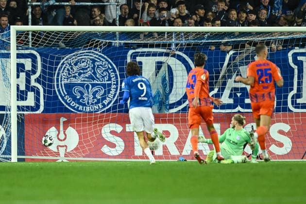 29.10.2025, Fussball, DFB-Pokal, 2. Runde, Saison 2025 2026, FC Schalke 04 - SV Darmstadt 98, Fraser Hornby (SV Darmstadt) erzielt das Tor zum 3:0, xRHR-FOTO YYx Copyright: KROEGER RHR-FOTOx RHR-FOTO YY