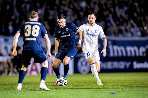 29.10.2025, Fussball, Saison 2025 2026, DFB-Pokal, Vöhlinstadion Illertissen, 2. Runde, FV Illertissen - 1. FC Magdeburg, v.l. 8 Milos Cocic (FV Illertissen), 21 Falko Michel (1. FC Magdeburg) Illertissen Vöhlinstadion Bayern Deutschland xRHR-FOTO LFx Copyright: RHR-FOTOx RHR-FOTO LF