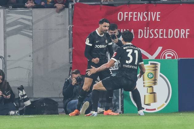 Fussball, DFB-Pokal Saison 2025 2026 2. Runde Fortuna Düsseldorf - SC Freiburg 29.10.2025, MERKUR SPIEL-ARENA Torjubel SC Freiburg nach dem Tor zum 2-0 durch Vincenzo Grifo (SC Freiburg, 32) die Spieler freuen sich Düsseldorf MERKUR SPIEL-ARENA Nordrhein-Westfalen Deutschland