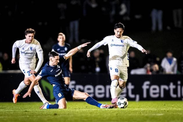 29.10.2025, Fussball, Saison 2025 2026, DFB-Pokal, Vöhlinstadion Illertissen, 2. Runde, FV Illertissen - 1. FC Magdeburg, v.l. 28 Max Geschwill (1. FC Magdeburg), 8 Milos Cocic (FV Illertissen), 8 Laurin Ulrich (1. FC Magdeburg) Illertissen Vöhlinstadion Bayern Deutschland xRHR-FOTO LFx Copyright: RHR-FOTOx RHR-FOTO LF