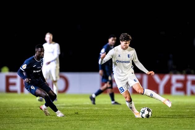 29.10.2025, Fussball, Saison 2025 2026, DFB-Pokal, Vöhlinstadion Illertissen, 2. Runde, FV Illertissen - 1. FC Magdeburg, v.l. 9 Mussa Fofanah (FV Illertissen), 28 Max Geschwill (1. FC Magdeburg) Illertissen Vöhlinstadion Bayern Deutschland xRHR-FOTO LFx Copyright: RHR-FOTOx RHR-FOTO LF