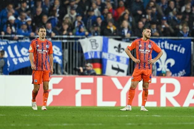 29.10.2025, Fussball, DFB-Pokal, 2. Runde, Saison 2025 2026, FC Schalke 04 - SV Darmstadt 98, Ron Schallenberg (FC Schalke 04), Hasan Kurucay (FC Schalke 04) xRHR-FOTO YYx Copyright: KROEGER RHR-FOTOx RHR-FOTO YY
