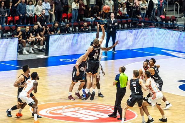 GER, BKT EuroCup, Saison 2025 2026, Niners Chemnitz - Ratiopharm Ulm. 29.10.2025, Messe, Chemnitz, GER, BKT EuroCup, Saison 2025 2026, Niners Chemnitz - Ratiopharm Ulm. Tipp off, , Christian Sengfelder (Ratiopharm Ulm, 43), Ty Brewer (Niners Chemnitz, 15) Foto Alexander Trienitz Chemnitz Messe Sachsen Deutschland