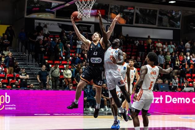 GER, BKT EuroCup, Saison 2025 2026, Niners Chemnitz - Ratiopharm Ulm. 29.10.2025, Messe, Chemnitz, GER, BKT EuroCup, Saison 2025 2026, Niners Chemnitz - Ratiopharm Ulm. Christian Sengfelder (Ratiopharm Ulm, 43), Amadou Sow (Niners Chemnitz, 12) Foto Alexander Trienitz Chemnitz Messe Sachsen Deutschland