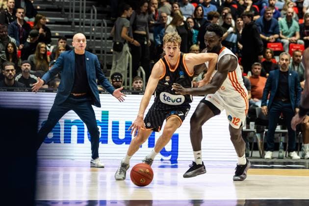 GER, BKT EuroCup, Saison 2025 2026, Niners Chemnitz - Ratiopharm Ulm. 29.10.2025, Messe, Chemnitz, GER, BKT EuroCup, Saison 2025 2026, Niners Chemnitz - Ratiopharm Ulm. Tobias Jensen (Ratiopharm Ulm, 7), Amadou Sow (Niners Chemnitz, 12) Foto Alexander Trienitz Chemnitz Messe Sachsen Deutschland