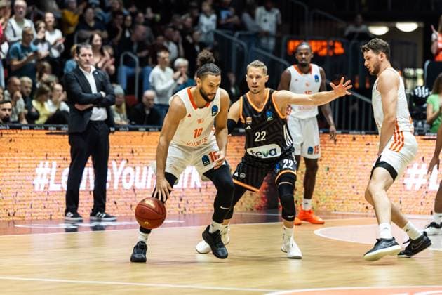 GER, BKT EuroCup, Saison 2025 2026, Niners Chemnitz - Ratiopharm Ulm. 29.10.2025, Messe, Chemnitz, GER, BKT EuroCup, Saison 2025 2026, Niners Chemnitz - Ratiopharm Ulm. Kaza Kajami-Keane (Niners Chemnitz, 10), Thomas Klepeisz (Ratiopharm Ulm, 22) Foto Alexander Trienitz Chemnitz Messe Sachsen Deutschland