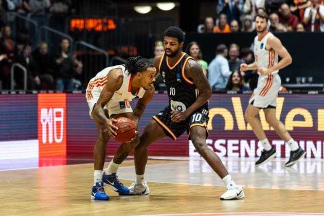 GER, BKT EuroCup, Saison 2025 2026, Niners Chemnitz - Ratiopharm Ulm. 29.10.2025, Messe, Chemnitz, GER, BKT EuroCup, Saison 2025 2026, Niners Chemnitz - Ratiopharm Ulm. Kevin Yebo (Niners Chemnitz, 0), Malik Osborne (Ratiopharm Ulm, 10) Foto Alexander Trienitz Chemnitz Messe Sachsen Deutschland
