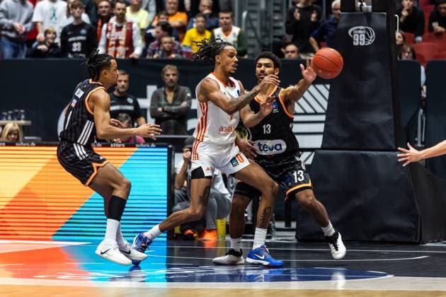GER, BKT EuroCup, Saison 2025 2026, Niners Chemnitz - Ratiopharm Ulm. 29.10.2025, Messe, Chemnitz, GER, BKT EuroCup, Saison 2025 2026, Niners Chemnitz - Ratiopharm Ulm. Kevin Yebo (Niners Chemnitz, 0), Mark Smith (Ratiopharm Ulm, 13) Foto Alexander Trienitz Chemnitz Messe Sachsen Deutschland