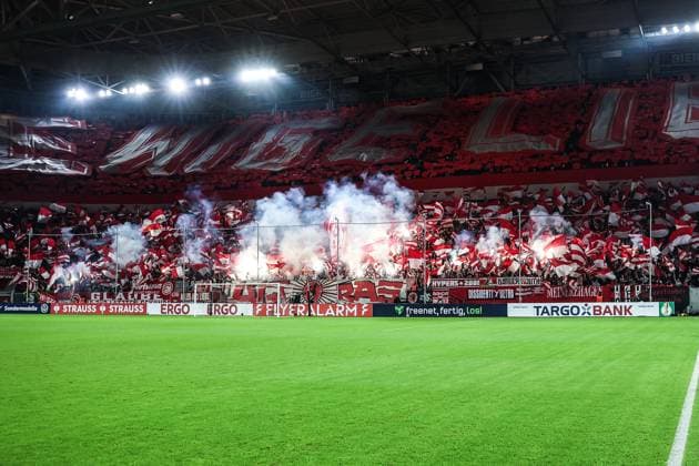 Fussball, DFB-Pokal Saison 2025 2026 2. Runde Fortuna Düsseldorf - SC Freiburg 29.10.2025, MERKUR SPIEL-ARENA Fans Fortuna Düsseldorf mit einer Choreo vor dem Spiel mit Pyro Düsseldorf MERKUR SPIEL-ARENA Nordrhein-Westfalen Deutschland