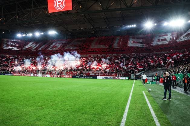 Fussball, DFB-Pokal Saison 2025 2026 2. Runde Fortuna Düsseldorf - SC Freiburg 29.10.2025, MERKUR SPIEL-ARENA Fans Fortuna Düsseldorf mit einer Choreo vor dem Spiel mit Pyro Düsseldorf MERKUR SPIEL-ARENA Nordrhein-Westfalen Deutschland