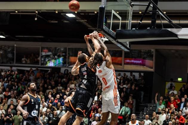 GER, BKT EuroCup, Saison 2025 2026, Niners Chemnitz - Ratiopharm Ulm. 29.10.2025, Messe, Chemnitz, GER, BKT EuroCup, Saison 2025 2026, Niners Chemnitz - Ratiopharm Ulm. Christopher Ledlum (Ratiopharm Ulm, 4), Kevin Yebo (Niners Chemnitz, 0) Foto Alexander Trienitz Chemnitz Messe Sachsen Deutschland