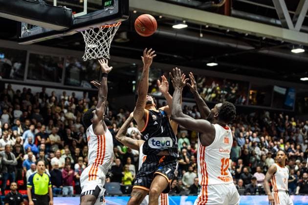 GER, BKT EuroCup, Saison 2025 2026, Niners Chemnitz - Ratiopharm Ulm. 29.10.2025, Messe, Chemnitz, GER, BKT EuroCup, Saison 2025 2026, Niners Chemnitz - Ratiopharm Ulm. Len Schoormann (Ratiopharm Ulm, 1), Amadou Sow (Niners Chemnitz, 12) Foto Alexander Trienitz Chemnitz Messe Sachsen Deutschland