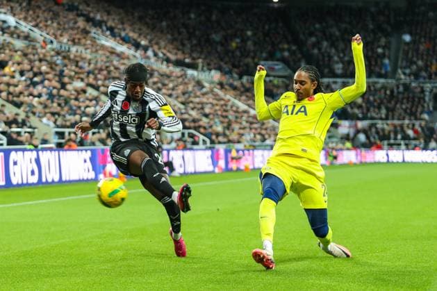 Newcastle United v Tottenham Hotspur, Carabao Cup Anthony Elanga Of Newcastle United in action against Djed Spence Of Tottenham Hotspur during the Newcastle United v Tottenham Hotspur Carabao Cup Round of 16 match at St. James Park, Newcastle Upon Tyne, England on 29 October 2025 Credit: Lee Keuneke Every Second Media Editorial use only. All images are copyright Every Second Media Limited. No images may be reproduced without prior permission. All rights reserved. Premier League and Football League images are subject to licensing agreements with Football DataCo Limited. see https: www.football-dataco.com Copyright: xIMAGO EveryxSecondxMediax ESM-1647-0029 LeexKeunekex xEveryxSecondxMediax