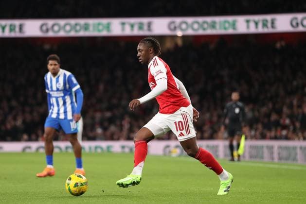 29th October 2025; Emirates Stadium, London, England; EFL Carabao Cup Football, Arsenal versus Brighton and Hove Albion; Eberechi Eze of Arsenal comes forward on the ball  KatiexChan
