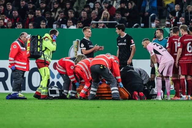 Fussball, DFB-Pokal Saison 2025 2026 2. Runde Fortuna Düsseldorf - SC Freiburg 29.10.2025, MERKUR SPIEL-ARENA Matthias Zimmermann (Fortuna Düsseldorf, 25) muss verletzt vom Spielfeld getragen werden Düsseldorf MERKUR SPIEL-ARENA Nordrhein-Westfalen Deutschland