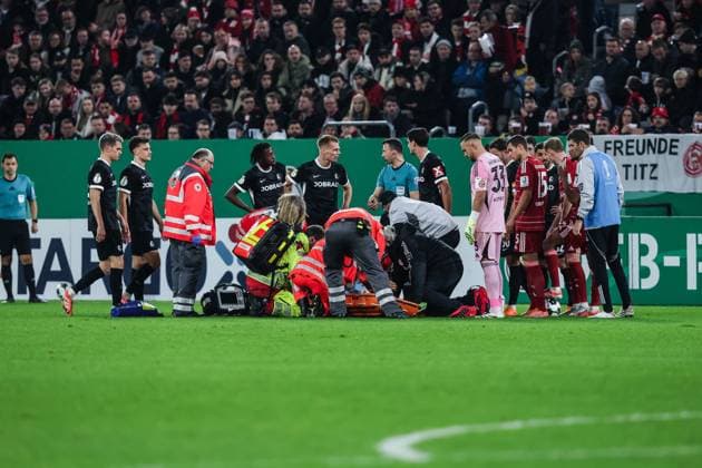 Fussball, DFB-Pokal Saison 2025 2026 2. Runde Fortuna Düsseldorf - SC Freiburg 29.10.2025, MERKUR SPIEL-ARENA Matthias Zimmermann (Fortuna Düsseldorf, 25) muss verletzt vom Spielfeld getragen werden Düsseldorf MERKUR SPIEL-ARENA Nordrhein-Westfalen Deutschland