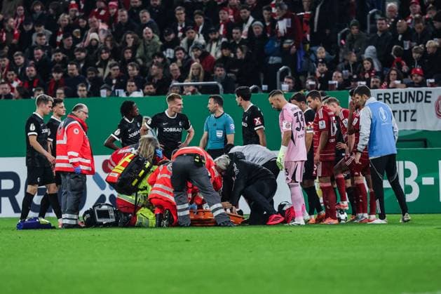 Fussball, DFB-Pokal Saison 2025 2026 2. Runde Fortuna Düsseldorf - SC Freiburg 29.10.2025, MERKUR SPIEL-ARENA Matthias Zimmermann (Fortuna Düsseldorf, 25) muss verletzt vom Spielfeld getragen werden Düsseldorf MERKUR SPIEL-ARENA Nordrhein-Westfalen Deutschland
