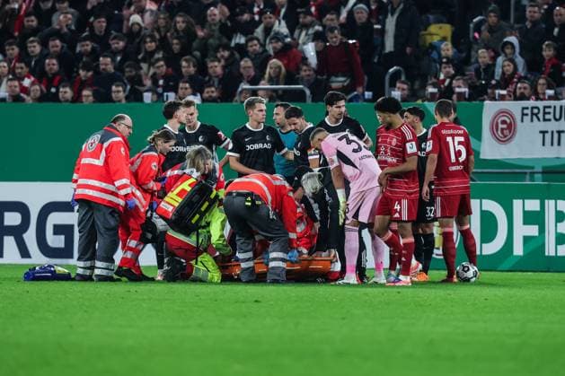 Fussball, DFB-Pokal Saison 2025 2026 2. Runde Fortuna Düsseldorf - SC Freiburg 29.10.2025, MERKUR SPIEL-ARENA Matthias Zimmermann (Fortuna Düsseldorf, 25) muss verletzt vom Spielfeld getragen werden Düsseldorf MERKUR SPIEL-ARENA Nordrhein-Westfalen Deutschland