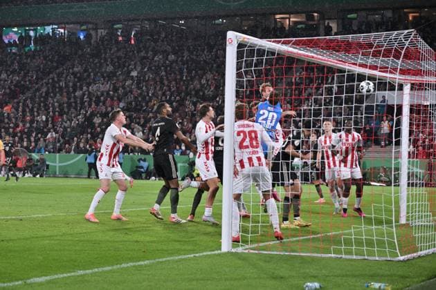Harry Kane (Bayern Muenchen), hinten mitte, erzielt mit diesem Kopfball das Tor zum 1:3 29.10.2025, Fussball DFB Pokal, Saison 2025 2026, 2. Runde, 1. FC Köln - FC Bayern München DFB regulations prohibit any use of photographs as image sequences and or quasi-video Koeln Rhein Energie Stadion Nordrhein Westfalen Deutschland