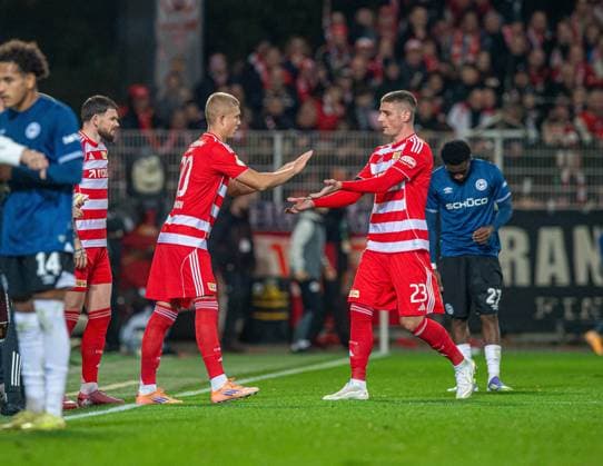 Fußball, Herren, Saison 2025 2026, DFB-Pokal (2. Runde), 1. FC Union Berlin - DSC Arminia Bielefeld, v. l. Oliver Burke (1. FC Union Berlin), Dmytro Bogdanov (1. FC Union Berlin), Andrej Ilic (1. FC Union Berlin), 29.10.2025, Copyright: xSebastianxRäppold MatthiasxKochx