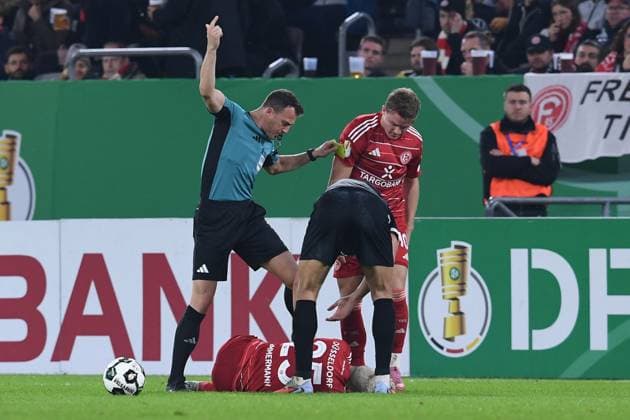 Fußball DFB-Pokal 2. Runde Fortuna Düsseldorf - SC Freiburg am 29.10.2025 in der Merkur Spiel-Arena in Düsseldorf Matthias Zimmermann ( Düsseldorf ) verletzt am Boden DFB regulations prohibit any use of photographs as image sequences and or quasi-video.
