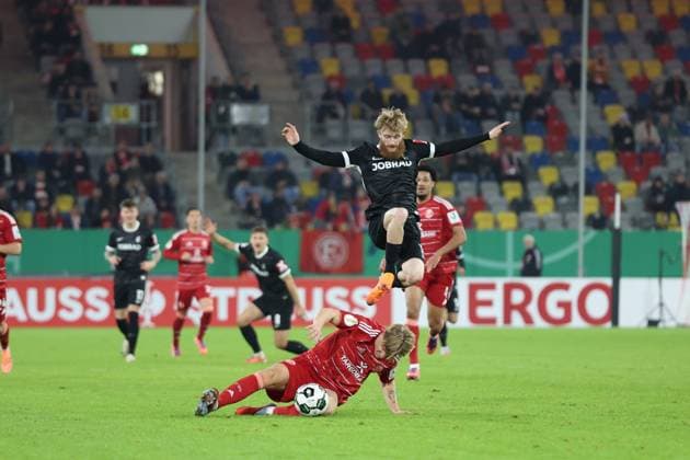 29.10.2025, xrekx, Fussball DFB Pokal 2.Runde, Fortuna Duesseldorf - SC Freiburg v.l. Niklas Beste (SC Freiburg) Jesper Daland (Fortuna Duesseldorf) Zweikampf, Aktion, action, battle for the ball (DFL DFB REGULATIONS PROHIBIT ANY USE OF PHOTOGRAPHS as IMAGE SEQUENCES and or QUASI-VIDEO) Duesseldorf