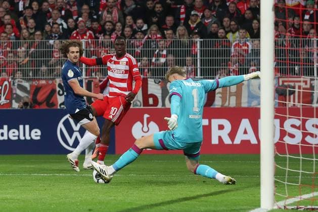 29.10.2025, xtgx, Fussball - DFB Pokal 2.Runde Union Berlin - Arminia Bielefeld emspor, v.l. Jonas Kerksen (Bielefeld, 1) Parade, haelt den Ball, faengt den Ball, pariert (DFL DFB REGULATIONS PROHIBIT ANY USE OF PHOTOGRAPHS as IMAGE SEQUENCES and or QUASI-VIDEO) Berlin