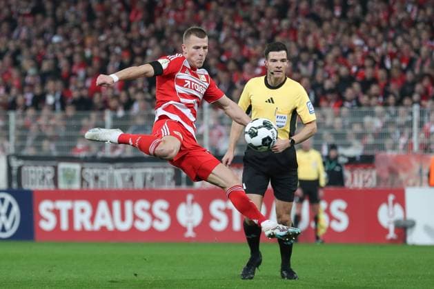 29.10.2025, xtgx, Fussball - DFB Pokal 2.Runde Union Berlin - Arminia Bielefeld emspor, v.l. Andrej Ilic (Union Berlin, 23) am Ball, plays the ball (DFL DFB REGULATIONS PROHIBIT ANY USE OF PHOTOGRAPHS as IMAGE SEQUENCES and or QUASI-VIDEO) Berlin