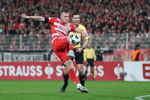 29.10.2025, xtgx, Fussball - DFB Pokal 2.Runde Union Berlin - Arminia Bielefeld emspor, v.l. Andrej Ilic (Union Berlin, 23) am Ball, plays the ball (DFL DFB REGULATIONS PROHIBIT ANY USE OF PHOTOGRAPHS as IMAGE SEQUENCES and or QUASI-VIDEO) Berlin