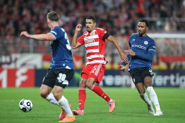 29.10.2025, xtgx, Fussball - DFB Pokal 2.Runde Union Berlin - Arminia Bielefeld emspor, v.l. Danilho Doekhi (Union Berlin, 5), Noah Sarenzen Bazee (Bielefeld, 37) Zweikampf, Duell, Kampf, tackle (DFL DFB REGULATIONS PROHIBIT ANY USE OF PHOTOGRAPHS as IMAGE SEQUENCES and or QUASI-VIDEO) Berlin