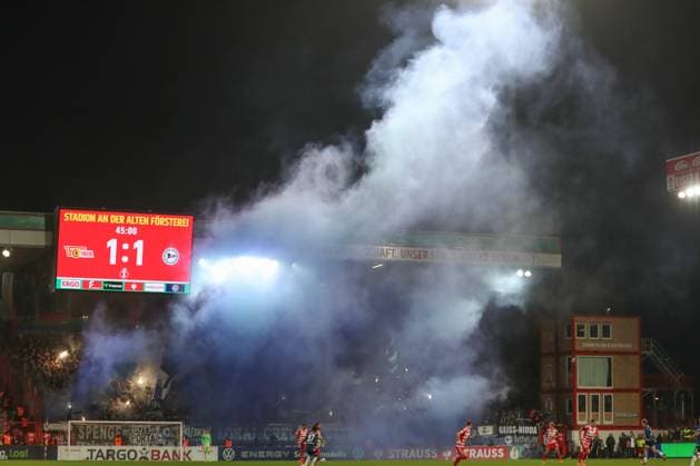 29.10.2025, xtgx, Fussball - DFB Pokal 2.Runde Union Berlin - Arminia Bielefeld emspor, v.l. Symbolfoto, Symbolbild, Symbol Pyro, Pyrotechnik, Rauch, Nebel, Bielfeld (DFL DFB REGULATIONS PROHIBIT ANY USE OF PHOTOGRAPHS as IMAGE SEQUENCES and or QUASI-VIDEO) Berlin