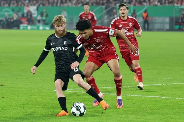 29.10.2025, xrekx, Fussball DFB Pokal 2.Runde, Fortuna Duesseldorf - SC Freiburg v.l. Niklas Beste (SC Freiburg) Kenneth Schmidt (Fortuna Duesseldorf) Zweikampf, Aktion, action, battle for the ball (DFL DFB REGULATIONS PROHIBIT ANY USE OF PHOTOGRAPHS as IMAGE SEQUENCES and or QUASI-VIDEO) Duesseldorf