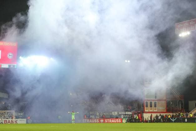 29.10.2025, xtgx, Fussball - DFB Pokal 2.Runde Union Berlin - Arminia Bielefeld emspor, v.l. Symbolfoto, Symbolbild, Symbol Pyro, Pyrotechnik, Rauch, Nebel, Bielfeld (DFL DFB REGULATIONS PROHIBIT ANY USE OF PHOTOGRAPHS as IMAGE SEQUENCES and or QUASI-VIDEO) Berlin