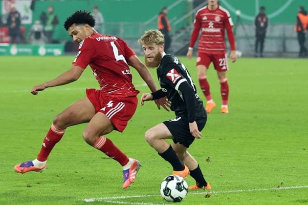 29.10.2025, xrekx, Fussball DFB Pokal 2.Runde, Fortuna Duesseldorf - SC Freiburg v.l. Kenneth Schmidt (Fortuna Duesseldorf) Niklas Beste (SC Freiburg) Zweikampf, Aktion, action, battle for the ball (DFL DFB REGULATIONS PROHIBIT ANY USE OF PHOTOGRAPHS as IMAGE SEQUENCES and or QUASI-VIDEO) Duesseldorf