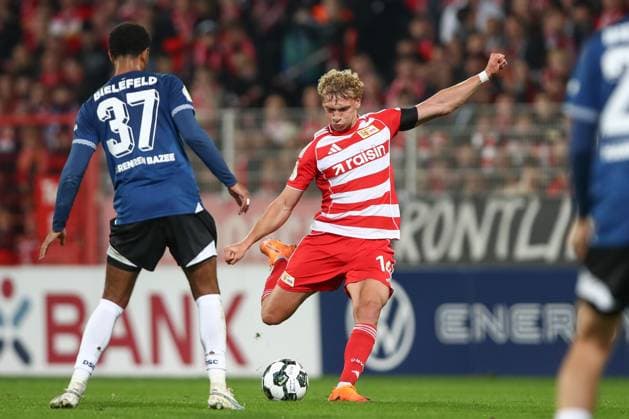 29.10.2025, xtgx, Fussball - DFB Pokal 2.Runde Union Berlin - Arminia Bielefeld emspor, v.l. Leopold Querfeld (Union Berlin, 14) Torschuss, schiesst den Ball aufs Tor, Schuss (DFL DFB REGULATIONS PROHIBIT ANY USE OF PHOTOGRAPHS as IMAGE SEQUENCES and or QUASI-VIDEO) Berlin